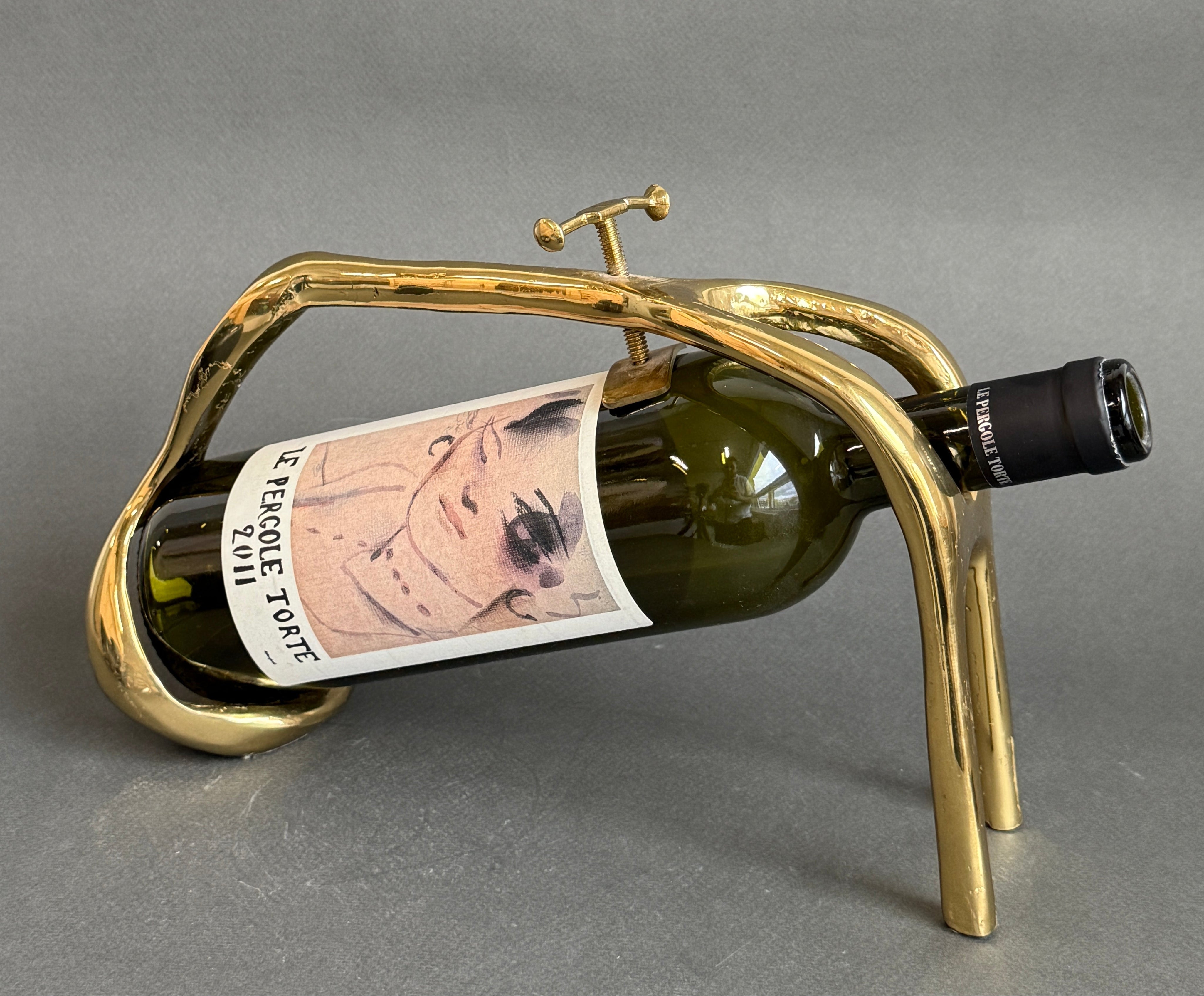 金属製のヨーロピアンスタイル クリエイティブ ヴィンテージ 酒杯 Vintage Brass Wine Bottle Pourer and Display Stand by David