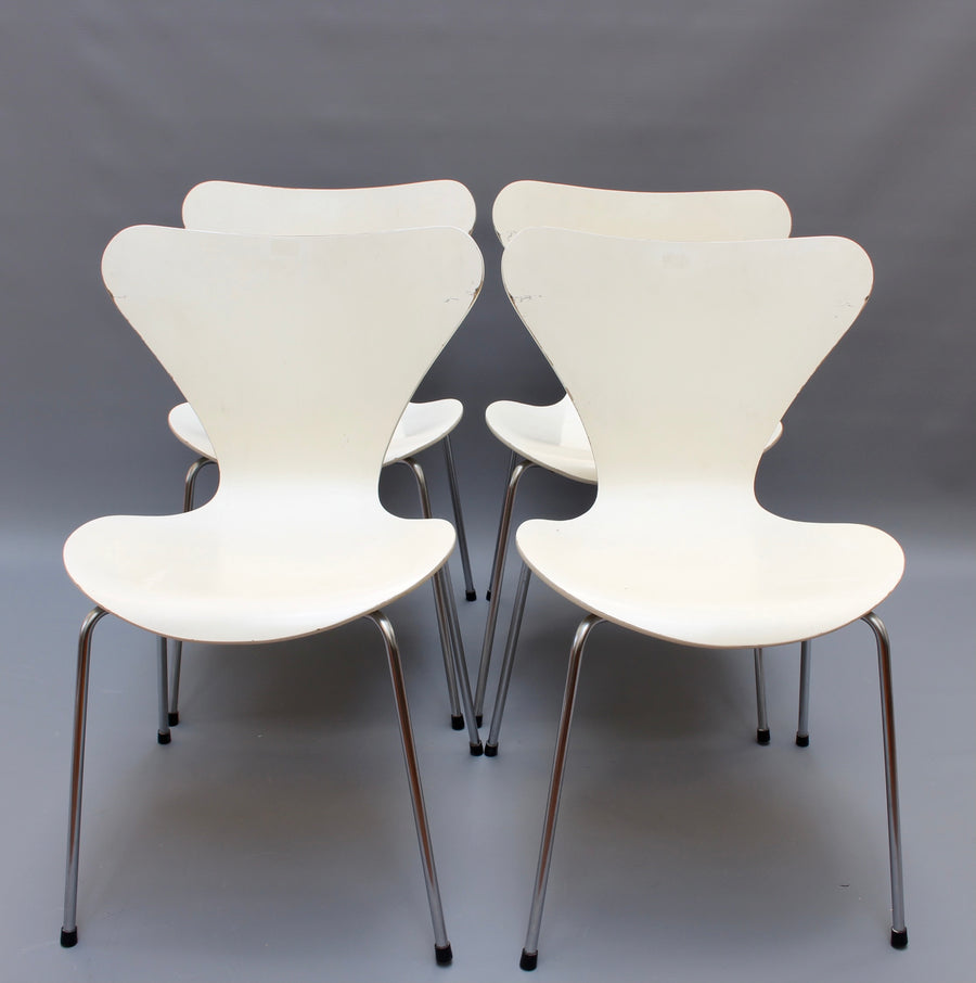 Set of Four 'Series 7' Stacking White Chairs by Arne Jacobsen for Fritz Hansen (1973)